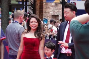 鮮やかタイトドレスの瑠美夫人…菊池一家が「お似合いすぎ」　3Sにファン興奮「美しい」