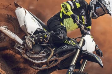 トライアンフ新型TF 250-X発表　2026年型は吸排気・クラッチ刷新