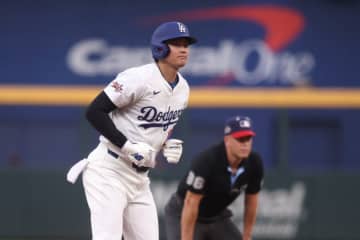 大谷翔平が安打→普段はあり得ぬ光景「可愛い」　塁上のワンシーンにファン注目「本当に大好きよねw」