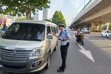 7人乗りの車に25人、警察官もびっくり―中国