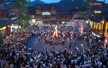 茶馬古城で「馬幇たいまつ祭り」開催　中国・雲南省普洱市