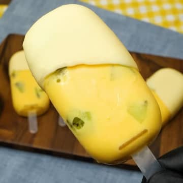【マンゴーのお手軽アイスレシピ】マンゴーxキウイxホワイトチョコで夏にぴったり濃厚マンゴーアイス