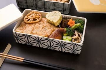 駅弁の始まり、知ってる？豪華な「うに・あわび弁当」の先祖は、実は“5銭のおにぎり”でした。知られざる140年の物語
