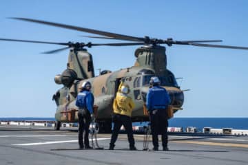 陸自“チヌーク”、米海軍の強襲揚陸艦「アメリカ」に着陸！ 共同訓練「タリスマン・セイバー25」で