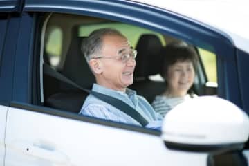 シニアの暮らしに最適なのは？車を持つ vs. タクシー利用、家計にやさしいのはどっち？