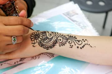 ヘナタトゥーが消えない原因とは？安全な消し方と消えるまでの期間を解説