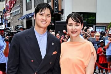 「どこのドレス？」真美子さん　レッドカーペットで披露した話題沸騰のオレンジドレスの「最有力ブランド」