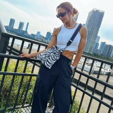 AYAの私服に隠せぬ腹筋の破壊力　思わず見惚れるスタイルにファン驚愕「この体こそ理想」