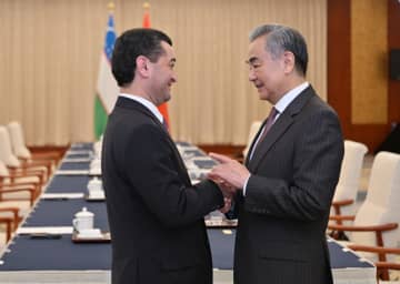 王毅氏、ウズベキスタン外相と会談