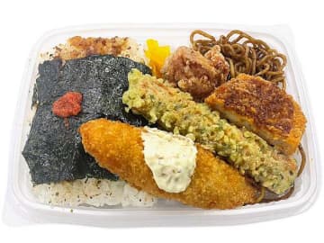 白身フライ、ちくわ磯辺揚げ、唐揚げ、焼きそばなどを盛り付けた946kcalの海苔弁当! セブン‐イレブンが「おかずぎっしり海苔弁当」を発売