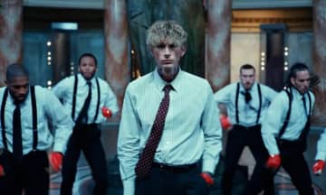 mgk、8月発売の最新アルバムより、アメリカ自然史博物館が舞台のMVを公開