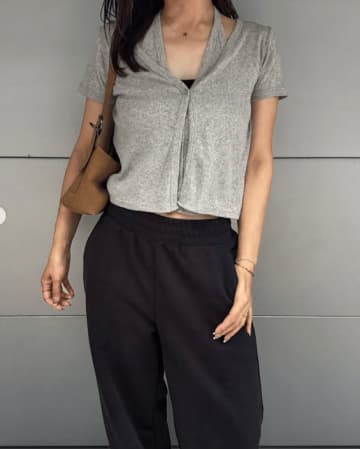 【ユニクロ】ゆるっと着ても野暮ったく見えない。黒ワイドパンツで大人の体型カバー【40代の毎日コーデ】