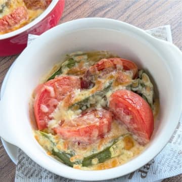 【オクラ6本＆トマト1個】「こんな食べ方あったんだ！」「味つけシンプルなのにめっちゃうまい」焼くだけ夏野菜おかずレシピ