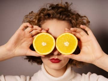 「最近、目がかすむ」それ、老眼だけじゃないかも？更年期女性が取り入れたい「意外なケア」とは