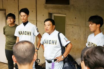 野球通じ人間形成　開智高校・篠崎監督　生徒支え続けた41年間　進学校の野球部支え、東大現役合格者も輩出　「文武両道」の精神を体現　「選手たちの成長を見るのが楽しかった」