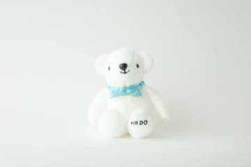 AirJapanとAIRDO、成田経由で北海道線の訪日客にベア・ドゥぬいぐるみプレゼント