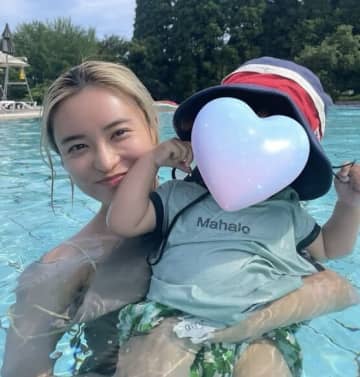 小島瑠璃子、金髪にイメチェンし“母の顔”を初公開。「元気そうでよかった」「またテレビで見たい」と日本中からエール殺到