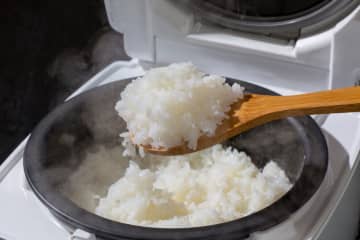 炊飯器のご飯、いつまで保温していい？おいしさと安全のタイムリミットを解説