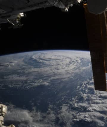 【常識が覆る】あの巨大な台風、実は“ぺちゃんこ”だった？！JAXA宇宙飛行士が公開した「宇宙からの台風」に「鳥肌立った」の声