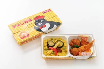 Suicaのペンギン×人気駅弁「チキン弁当」、カレーピラフで夢の共演！ 7月24日から限定発売