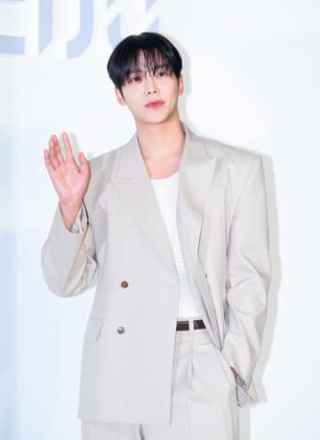 SF9出身の俳優ロウン、4日後の入隊が延期に…「兵役判定検査において再検査の判定」