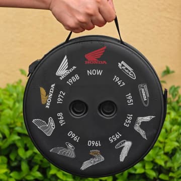 歴代 Honda ウィングマークの「タイヤ型折り畳み椅子 Honda ウィングマーク」の予約販売を CAMSHOP.JP が開始！