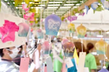 涼呼ぶ音色に誘われて…川崎大師で「風鈴市」　30回を数える夏の風物詩　全国各地の800種が一堂に