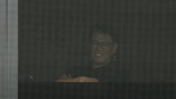 「哲人が空飛んだ！！」ヤクルト・山田哲人がスーパーキャッチで大量失点阻止　観戦中の侍J・井端監督も笑顔