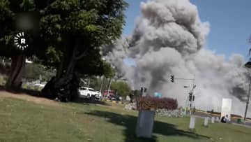 生放送中に背後で緊迫の瞬間…イスラエルがシリア軍司令部と大統領近くの軍事施設を空爆　3人死亡し34人けが