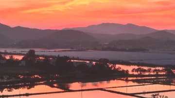 太陽光パネルが自然と調和、趣ある夕景に　中国安徽省蕪湖市