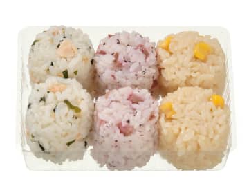 鮭わかめ御飯、梅御飯、コーンバター醤油御飯の3種の小さなおむすびが2個ずつ入って税込321円! セブン‐イレブンが「夏のおむすびセット 6個入り」を発売