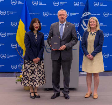 ICCでウクライナ加盟式　赤根所長が歓迎