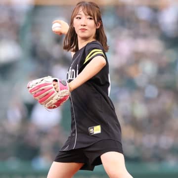 「騎乗停止レベルの斜行！」ソフトバンク始球式に登場したJRA女性騎手が“まさかの大暴投”に笑顔で自虐！「方向がすごすぎた」「フォームは綺麗だったが…」など反響