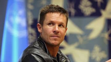 レッドブルの企画で「ほぼ宇宙」から飛び降りた世界最高ジャンパー、パラグライダーで死去…サッカー界も衝撃