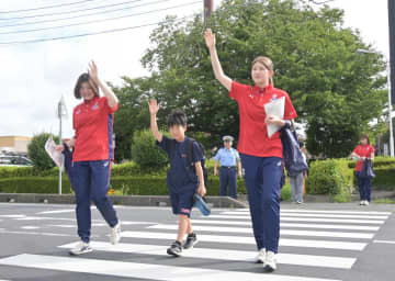 女子バレー選手　ハンドサインで事故防止啓発　茨城県警ひたちなか署