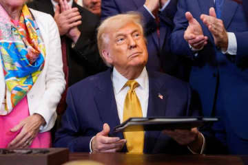 トランプの「手のあざ」の原因をホワイトハウスが発表。脚のむくみもあると公表