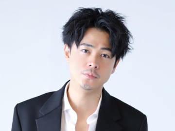 成田凌、もふもふ犬の“必殺技”に癒し全開「目がおんなじ」「反則級すぎる」