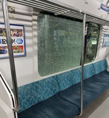 振り向くと窓が粉砕！？総武線の窓が突如ヒビだらけに…目の前の異変にX投稿者戦慄　総武線の窓に起きた"静かな大事件"