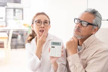 定年後に暇で趣味に「月5万円」をかけていたら、老後資金が「500万円→300万円」に減っていた…！今後の生活費は賄えますか？