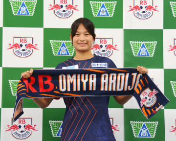 ＜女子サッカー＞「高みを目指す」　16歳の佐藤がRB大宮とプロ契約　U-17日本女子代表にも選出の高校2年生