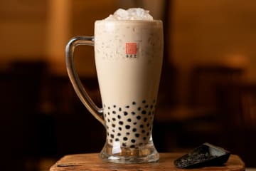 春水堂“2倍量”のジョッキサイズ「ギガタピオカミルクティー」アッサム紅茶やジャスミンの芳醇な香り