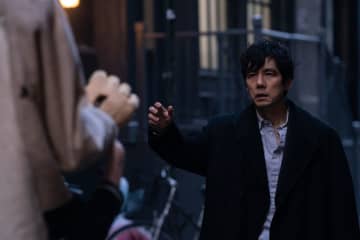 西島秀俊が見せるうつろな表情　グイ・ルンメイの切なげなまなざし　「Dear Stranger」場面写真