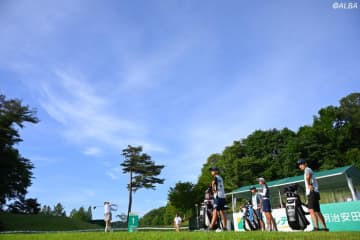 ＜速報＞クマ出没に揺れた国内女子新規大会が無観客で開幕　早朝には爆竹で安全対策も