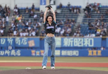ロッテ、佐藤晴美さんがセレモニアルピッチ「去年に比べてリラックスして投げることができました」