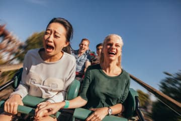 ジェットコースターが好きな人の心理６つ！恐怖が快感になる脳と心のしくみ
