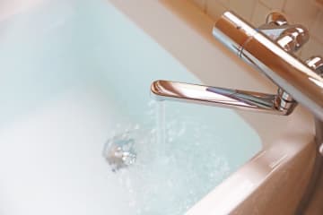 お風呂に1回お湯をためると水道代はいくら？ガス代込みでの節約方法も解説