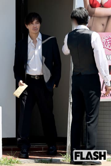 成宮寛貴「ポーカー報道」田中圭の“代役”初日に見せたムキムキワイルド姿！　ブランク感じさせぬ演技で高まる『相棒』復帰の可能性