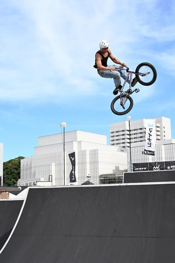 空中の妙技に大歓声！横須賀・ヴェルニー公園でBMX大会　地元出身の大和選手ら公式練習