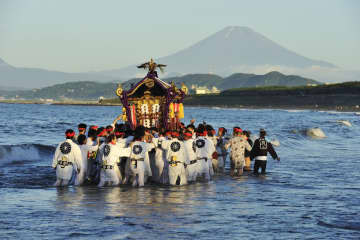 神輿が海で“みそぎ”を行う！茅ヶ崎市の西浜海岸で「浜降祭」が7月21日に開催