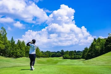 年収200万円・48歳女性「ゴルフ場の平日1R無料招待券がもらえる」買ってよかった株主優待